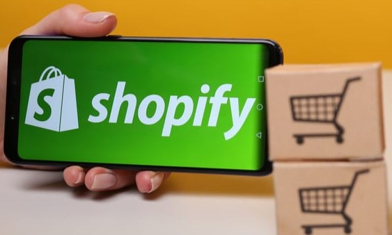 ترندهای طراحی وبسایت در سال 2024: از طراحی مینیمالیستی تا هوش مصنوعی 26 لگو شاپیفای (Shopify)