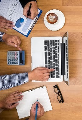 ترندهای طراحی وبسایت در سال 2024: از طراحی مینیمالیستی تا هوش مصنوعی 17 لپ تاپ در میز جلسات در وسط کارمندان قرار دارد