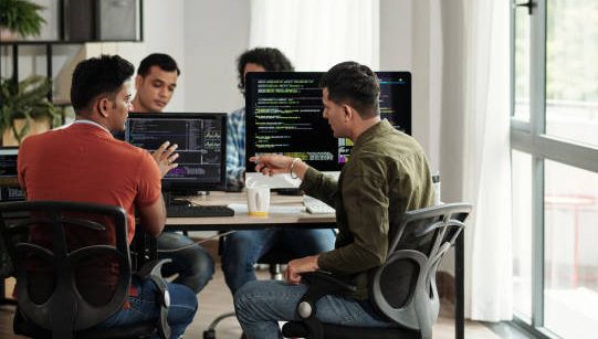 چرا داشتن وبسایت برای کسبوکارها ضروری است؟ 12 دلیل که نمیتوانید نادیده بگیرید 48 istockphoto 1408255024 612x612 1 e1734195234154